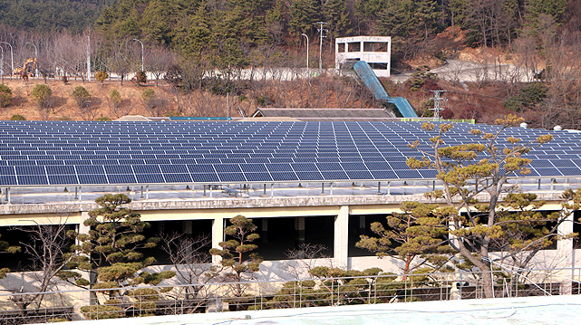 부산 신앙촌 건물 옥상에 대규모 햇빛 발전소 가동