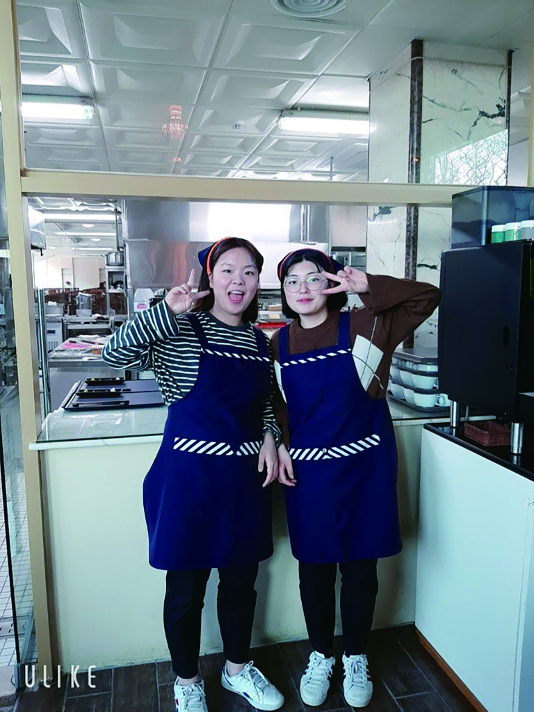 레스토랑에서 함께 인턴교육을 받았던 친구와 사진을 찍은 김유나 양(오른쪽)