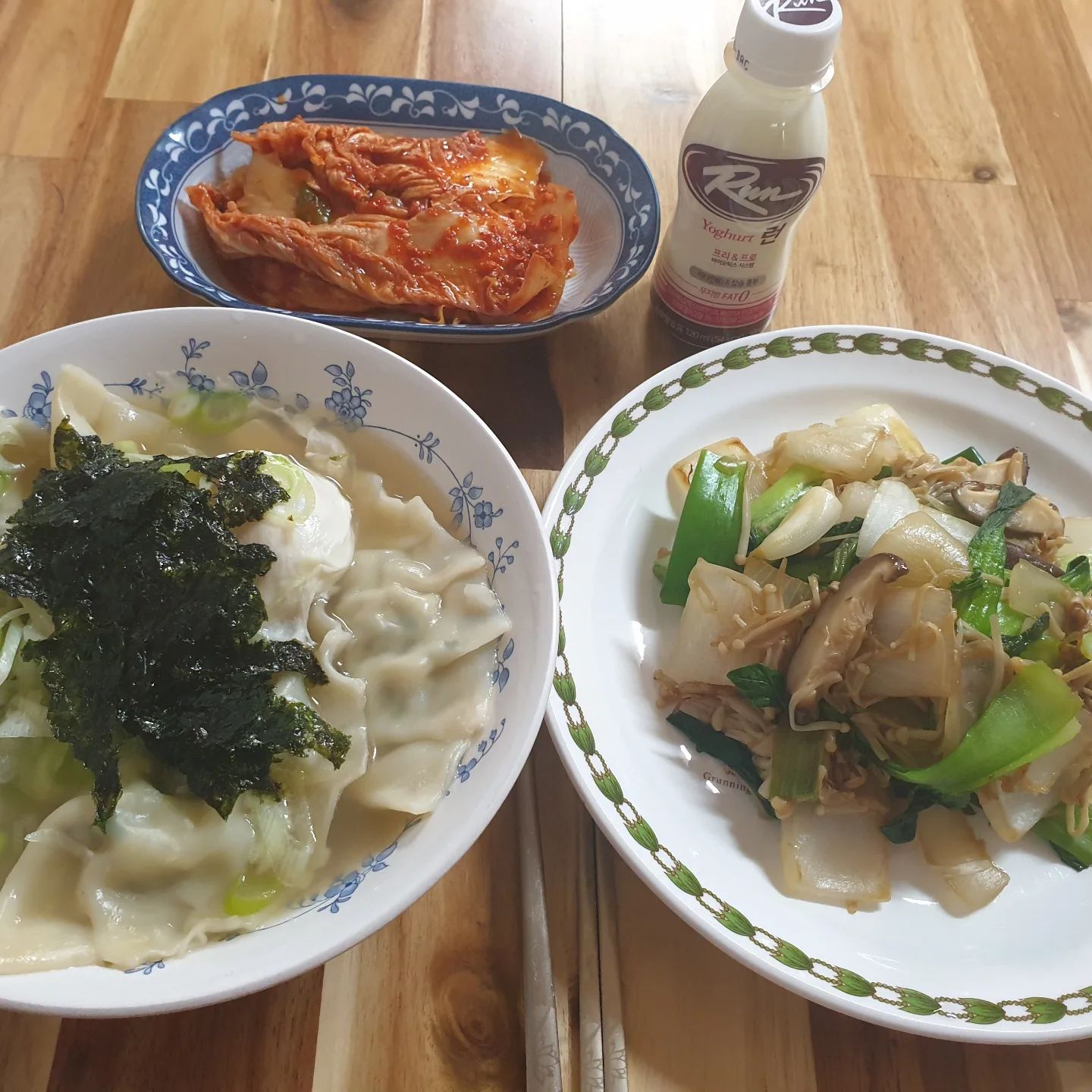 #아점 #만두 뚝딱 빚어 #사골국물에 후루룩 끓이기 
#야채 굴소스에 살짝 볶기 #요구르트 #런 과함께 
#신앙촌식품 #신앙촌