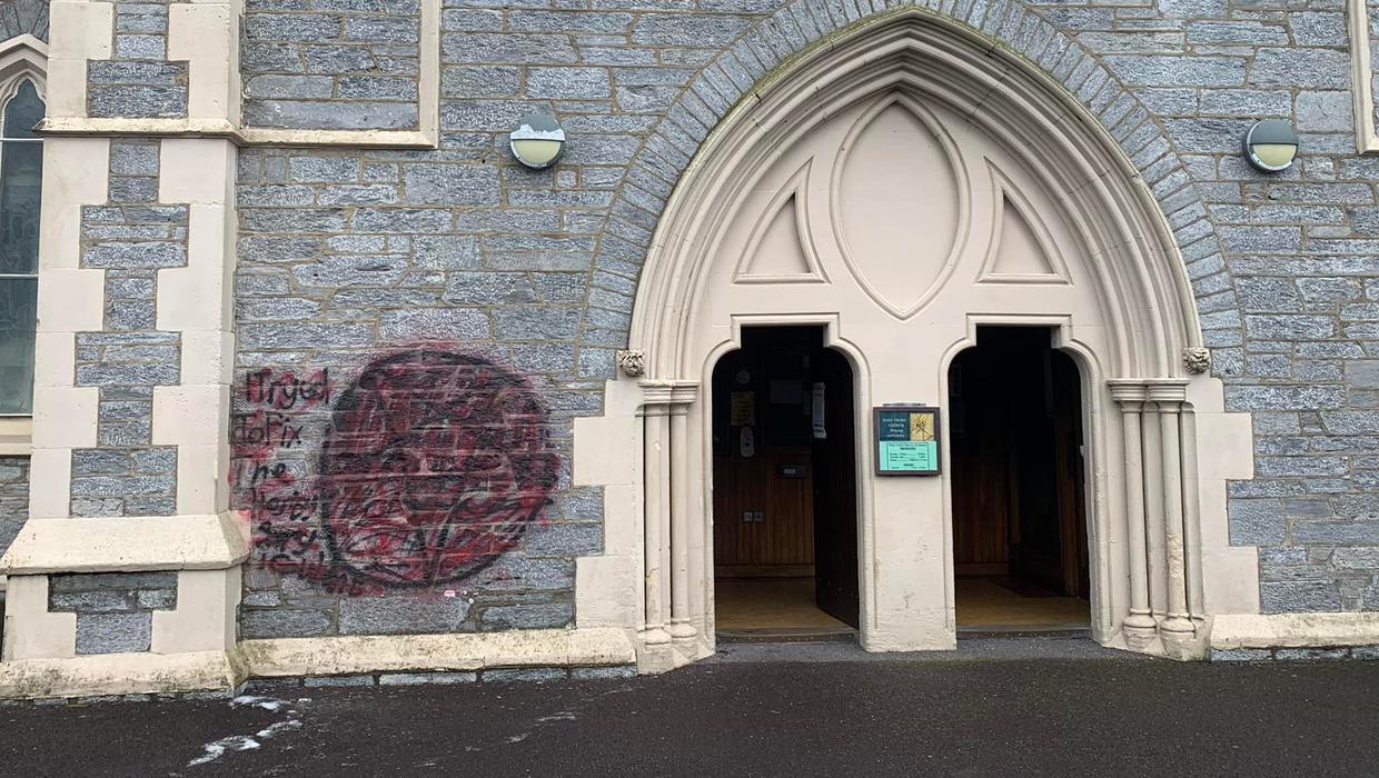 사탄의 상징이 그려진 아일랜드 성당